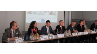 Kick-off-Veranstaltung eines neuen Netzwerks: v.l. Prof. em. Reijo Tuokko, Tampere University of Technology, Dept. of Production Engineering, Finnland, Prof. Dr.-Ing. Kirsten Tracht, Institutsleitung Bremer Institut für Strukturmechanik und Produktionsanlagen (bime) und Vorstand Zukunftsallianz Maschinenbau e.V., Philippe Bartissol, Vice President Industrial Equipment Industry, Dasault Systèmes Frankreich (Gründungsmitglied), Dr. Eduard Sailer, Geschäftsführer Miele, Dr.-Ing. Volker Franke, Geschäftsführer haring Applied Technologies und Vorstandssprecher der Zukunftsallianz Maschinenbau e.V., Dr.-Ing. Werner Herfs MBA, Geschäftsführender Obering des Werkzeugmaschinenlabors WZL der RWTH Aachen und stellv. Vorstandssprecher Zukunftsallianz Maschinenbau e.V., Lars Gullander, President Modular Management Europe, Schweden, und Prof. Dr. sc. techn. Ulrich Schmucker, Leiter Virutal Engineering, Fraunhofer-Institut für Fabrikbetrieb und -automatisierung (IFF), informierten bei Miele in Gütersloh über die Ziele des neuen Netzwerks. (Bilder: S.Kunze/elektrotechnik)