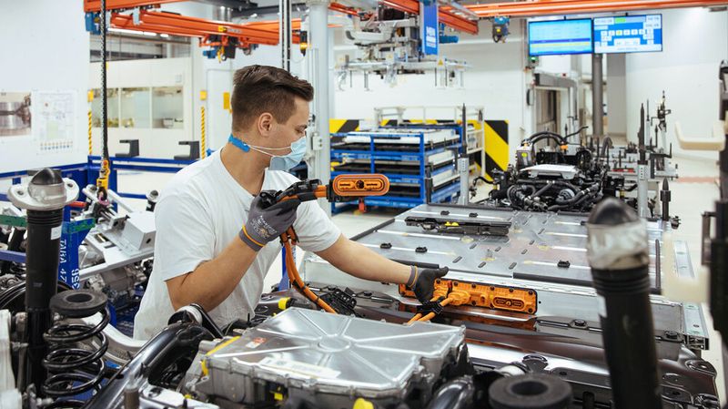 Batterievormontage für den VW ID 3 in der Gläsernen Manufaktur Dresden.