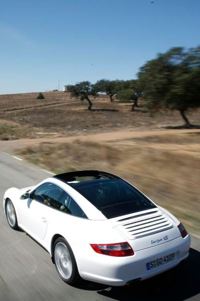 2006 wurde der Typ 997 durch die Modelle 911 Targa 4 und Targa 4S ergänzt. Erstmals in der Geschichte des Porsche 911 Targa gab es Modelle ausschließlich mit Allradantrieb. (Bild: Porsche AG)