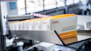 Mit dem Pre-Packaging Service von Faller Packaging ist die Befüllung vorkonfektionierter Pharmaverpackungen beim Kunden möglich. (Bild: Faller Packaging, Schubert-Pharma)