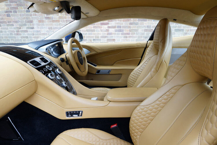 Der Innenraum ist hochwertig gestaltet. Bei einem so exklusiven Fahrzeug stören jedoch Lenkstockhebel aus dem Ford-Regal oder das hinlänglich bekannte Navigationssystem. (Aston Martin)
