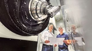 Ein maschinelles Zwillingspaar fräste jetzt bei Premium Aerotec: zwei miteinaner verkettete Eco Speed F 2040. Hier ist der Winkelkopf einer der Maschinen bei der Umschlagsbearbeitung zu sehen. Das System kann Fräs- und Bohroperationen, die der Flugzeugbauer früher nachträglich auf einer anderen Maschine durchführen musste. (Starrag)