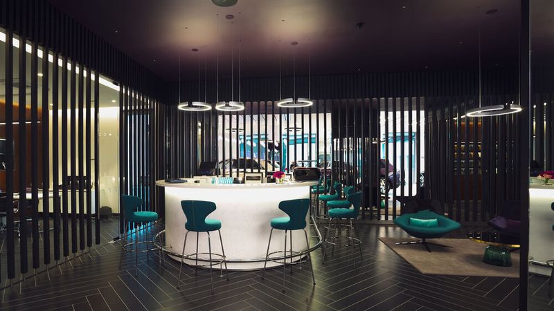 Die elegante Bar ist ein zentrales Element der neuen Showroomgestaltung von Rolls-Royce.  (Bild: Michael Tewes)