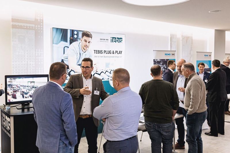 In den Pausen ging es in die Ausstellung.  (Bild: Stefan Bausewein)