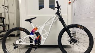 Brose und Synera haben ihre Kompetenzen gebündelt und zeigen mit dem Bike, wie sich automatisierte und algorithmische Design- und Automatisierungsfähigkeiten in Kombination mit AM-Fertigungsexpertise in der anspruchsvollen Downhill-Welt bewähren.  (Bild: Synera)