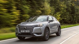 Neben Opel und Peugeot darf auch DS mit dem DS3 Crossback E-Tense einen elektrisch getriebenen Kleinwagen anbieten. (DS/Thomas Cortesi)