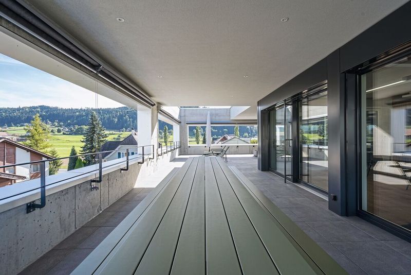 Die Cafeteria ist Herz und Treffpunkt zugleich. Mit über fünf Metern Länge bieten zwei grosse Tische im Innen- und Aussenbereich reichlich Platz für das Team. Sie sind Symbole für Gemeinschaft, Orte, an denen Pausen geteilt, Ideen entwickelt und Erfolge gefeiert werden. (Bild: NOWW AG)