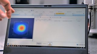 Im Rahmen des Schweisstec-Auftritts zeigt Laserline Möglichkeiten, mit denen laserbasierte Löt- und Schweißprozesse digital werden. Wie hier mit der Spot-in-Spot-Funktion, mit der ein konzentrierter Laserstrahl von einem größeren Spot umhüllt werden kann. (Laserline)