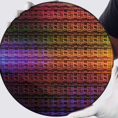 IBM hat den nach eigenen Angaben ersten Testchip vorgestellt, der in einer (äquivalenten) Strukturgröße von 7 Angström gefertigt wurde. Das Unternehmen beschreitet mit dem Nanostack genannten 3D-Fertigungsansatz andere Wege als etwa Intel oder TSMC. (Bild: IBM)