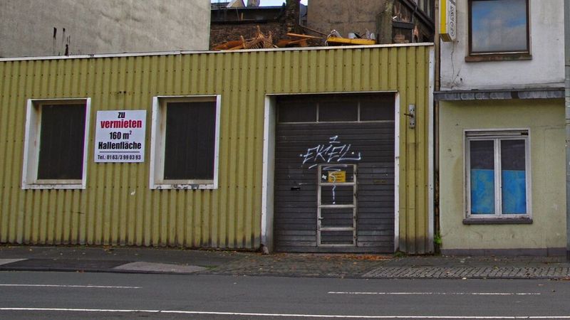 Die Zahl der Insolvenzen im Kfz-Gewerbe war im April rückläufig. Betroffen vom Liquiditätsmangel sind vor allem Kleinstbetriebe.(Bild:  Übernachtung gefällig? /Maximilian Cieszynski / CC BY-SA 2.0)