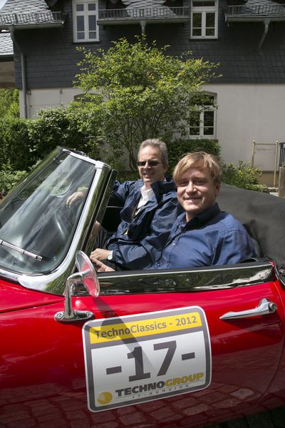 Der Rote Flitzer von Sebastian Wendland und Holm Thiele (Inforsacom) ist ein Jaguar E-Type Flatfloor. (Archiv: Vogel Business Media)
