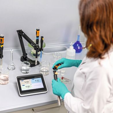 Platzsparend: Mit seinen kompakten Abmessungen von 197 x 161 x 70 mm und dem VESA-Standard fügt sich das Multilab Pro IDS in jedes Labor ein. (Bild: Xylem Analytics)