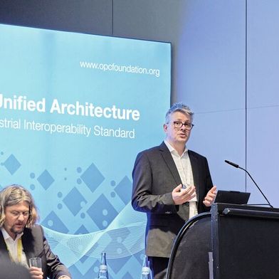 KI trifft auf Maschinenbau: Dr. Holger Kenn und Erich Barnstedt (im Bild) präsentieren die neuen KI-Schnittstellen und Cloud-Initiativen der OPC Foundation. (Bild: OPC Foundation)