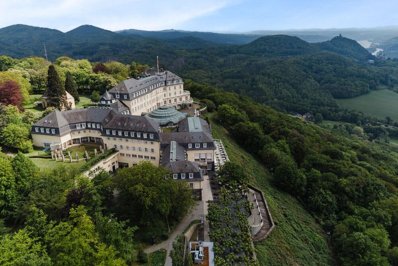 Immer wieder beeindruckend: Das geschichtsträchtige Grandhotel Steigenberger auf dem Petersberg bot auch in diesem Jahr die angemessene Kulisse für den Service Provider Summit 2026. Inmitten spannender Diskussionen über Digitale Souveränität, praktische Anwendungen von KI und die Zukunft kritischer Infrastrukturen wurde deutlich, wie wichtig der offene Austausch und die enge Zusammenarbeit sind. Bei sommerlichen Temperaturen herrschte eine großartige Stimmung, geprägt von starken Impulsen und dem gemeinsamen Blick nach vorn. (Bild: Werbefotografie Emme)