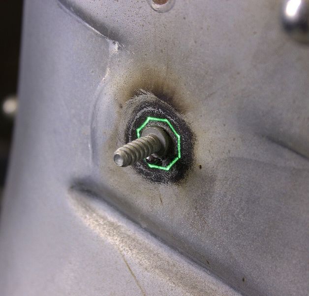 Im Prototypenbau kommt Werklicht unter anderem beim Bolzenschweißen zum Einsatz. Werklicht projiziert dabei die exakte Position der einzelnen Bolzen auf das Karosserieblech. Nach kurzem Anreißen der projizierten Bolzenposition kann der Bolzen gesetzt werden. Damit macht Werklicht den zeit- und kostenaufwendigen Einsatz von Koordinatenmessmaschinen überflüssig und erzielt Zeiteinsparungen von bis zu 75 %. (Bild: Extend3D)