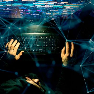 DDoS-Resilienz entscheidet sich lange vor dem Angriff. Unternehmen müssen Netzwerkanbindungen zu Mitigation-Diensten vorbereiten, DDoS-Incident-Response-Playbooks entwickeln und Compliance-Grundlagen schaffen – sonst bleibt im Ernstfall keine Zeit für wirksame Abwehr. (Bild: © Melinda Nagy - stock.adobe.com)