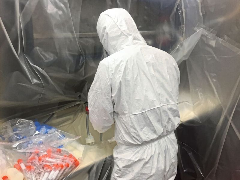 Unter spurenmetall-reinen Bedingungen werden im Labor an Bord des Forschungsschiffs „Sonne“ Proben für die Bestimmung der Eisenkonzentration im Meerwasser gewonnen. (Bild: Thomas Browning, Geomar Helmholtz Centre for Ocean Research Kiel)