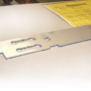 Lasergeschnittene Blechteile, wie sie danach auf einer Steelmaster-Blechbearbeitungsmaschine entgratet werden.