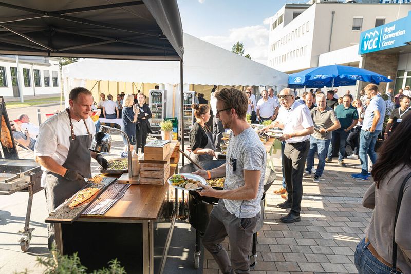 Steckverbinderkongress 2022: Das Get together am 4. Juli 2022 und die Abendveranstaltung am 5. Juli 2022 auf dem Vogel-Campus boten viele Gelegenheiten sich in entspannter Atmosphäre auszutauschen und zu netzwerken. Schon so manches Projekt nahm hier seinen Anfang. (Bild: Elektronikpraxis)