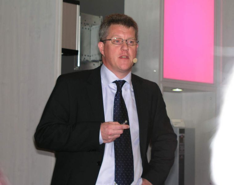 Troels Petersen, im Vorstand von Danfoss für Motion Controls verantwortlich, erläutert vor der Fachpresse den Umgang des Familienunternehmens mit der Wirtschaftskrise. „Auch wir spüren den Umsatzrückgang, doch als Familienunternehmen sehen wir unsere Verantwortung und versuchen ohne schmerzhafte Maßnahmen auszukommen. Zudem sehen wir für viele Anwendungen gerade jetzt eine Chance, Energieeinsparungen zu realisieren“, sagt er. (Archiv: Vogel Business Media)