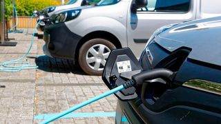 Elektrotransporter könnten schon 2025 günstiger sein als ihre konventionellen Kollegen.  (Renault)