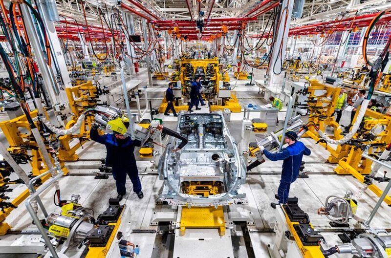 Noch ein Blick auf einen Schweißplatz im Mercedes-Benz-Werk bei Mosau, an dem Nimak-Handschweißsysteme punktgenau die Fügearbeit übernehmen. (Mercedes-Bens AG)