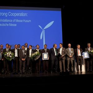 Die Jury und NRWs Umweltminister Johannes Remmel (ganz links) mit dem Gewinnerteam von SkyWind und den Teams von HOCHTIEF Solutions und Kenersys.