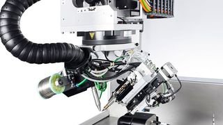 In Kombination mit dem SWF (Sensitive Wire Feeder) ist das neue KL-Modul von Eutect das weltweit einzige kraft-, drahtmengen- und geschwindigkeitsgeregelte Kolbenlötsystem mit einer 100-%-igen Nachverfolgbarkeit, inklusive automatischer Lötspitzen-Wechselfunktion. (Eutect / Lebherz)