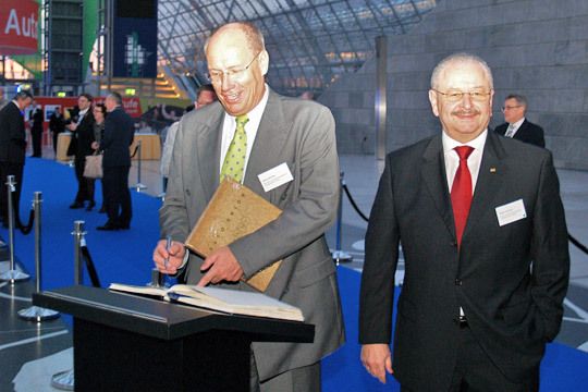 Wir wissen nicht was Helmut Blümer in das Gästebuch schrieb. Der ZDK-Pressesprecher kam in dieser Funktion das letzte Mal zum VDIK-Abend. Er geht im Sommer in den Ruhestand. Mitgebracht hat er Jürgen Karpinski (Präsident des Landesverbandes Hessen). (Archiv: Vogel Business Media)