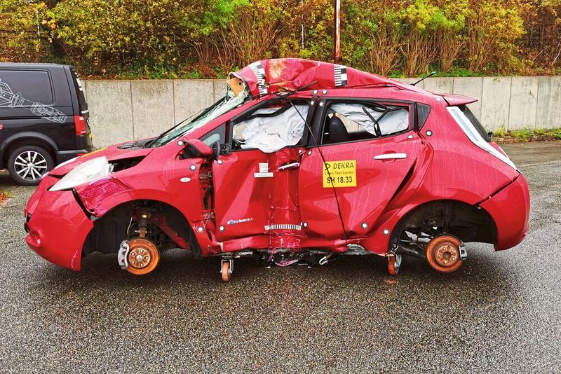 Hier ein Leaf aus einem Pfahltest unter NCAP-Bedingungen. Das Fahrzeug hat deutlich weniger Schaden genommen. (Ottmar Holz/»kfz-betrieb«)