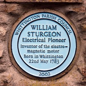 Plakette in William Sturgeons Geburtsort Whittington.(Bild:  William Sturgeon plaque, Whittington (geograph 2257100) /Karl and Ali / CC BY-SA )