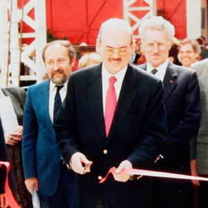 Initiator und treibende Person des gemeinnützigen Vereins Auto + Technik Museum Sinsheim e. V. war Eberhard Layher, der damalige Vereinsvorsitzende und Präsident (3. v. r.). Am 6. Mai 1981 fand die feierliche Eröffnung des Museums statt.(Bild:  Technik Museum)