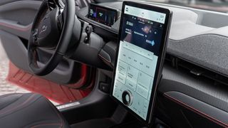 Touchscreen mit einem haptischen Drehsteller, der durchbruchsfrei auf der Oberfläche befestigt ist, im Ford Mustang Mach-E.  (Preh)