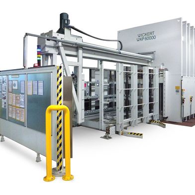 Blick auf eine Wickert-Hydraulikpresse, die dafür geeignet ist, sicherheitsrelevante Komponenten aus diversen Composite-Materialien herzustellen. Das Spektrum reicht vom Personenschutz bis hin zur Panzerung von Rüstungssystemen aller Art. (Bild: Wickert Maschinenbau)