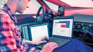 Autohackern auf der Spur: Die IT-Fachleute der Hochschule Darmstadt verfügen auf dem Campus über mehrere Fahrzeuge, die sie auf IT-Sicherheit überprüfen.  (h_da/Gregor Schuster)