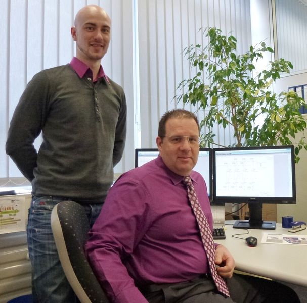 Mark Niestroj, Leiter Engineering (sitzend) und Tobias Schlunski, Administrator für Comos bei der Zeppelin Systems verantworten den erfolgreichen Software-Einsatz von Comos. (Bild: Zeppelin Systems)