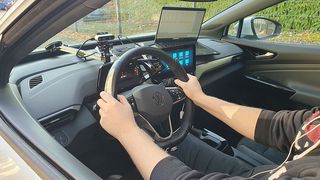 Das Smart Car des PLRI ist mit integrierten Sensoren für EKG, Herz- und Atemfrequenz ausgestattet, die passiv und kontinuierlich die Gesundheit während der Fahrt überwachen.
 (Bild: PLRI/TU Braunschweig)
