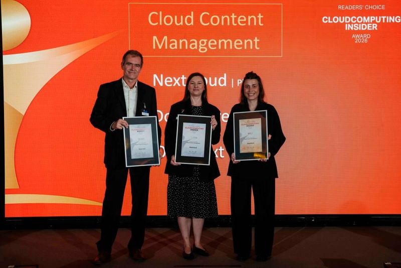 In der Kategorie „Cloud Content Management“ dürfen (v.l.) Marcus Mittelholz Silber für OpenText, Ana Omlitz Platin für Nextcloud und Felicia Ruf Gold für DocuWare mit nach Hause nehmen. (Bild: Manuel Emme Fotografie)