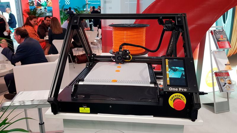 Das deutsche Startup i-Factory hat einen FDM-Drucker entwickelt, der aufgrund eines integrierten Fließbandes lange oder sehr viele Teile im Format 280 x 170 (B x H) automatisiert fertigen kann. Die Düse des One Pro druckt im Winkel von 45 Grad; die z-Achse ist das Fließband. Im kommenden Jahr soll die Hardware weiterentwickelt werden. (Bild: D.Quitter / VCG)