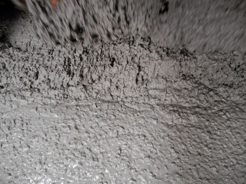 Bild 2: Die Verarbeitung von zementgebundenen Hochleistungsbeton zu Maschinengestellen ist relativ einfach. Als selbstverdichtende Gießmasse wird er in Formen gefüllt und härtet darin bei Raumtemperatur aus. (Bild: Durcrete)