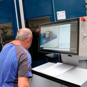 Das Ergebnis ist top! Aber mit der Zeit wird der Auflagetisch der Laserschneidmaschine von Schlacke verkrustet! Diese sollte nie höher als 25 Millimeter sein, sonst wird die Bearbeitungsqualität beeinträchtigt. Doch es gibt Abhilfe durch Trutool-TSC-Systeme ...(Bild:  Trumpf)