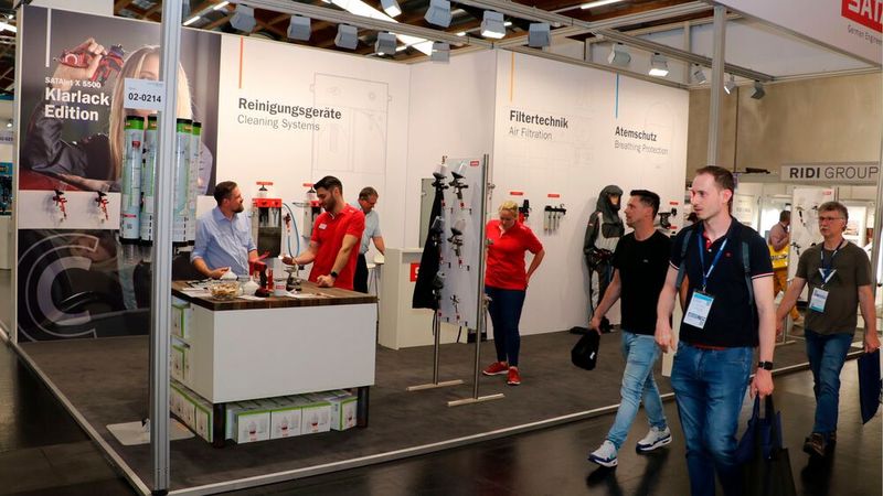 Nur der Spritzpistolenhersteller SATA war an der AutoZum mit einem eigenen Messestand vertreten und zeigt u.a. die neue Klarlack-Editionspistole SATAjet X 5500. (Bild: Klasing)