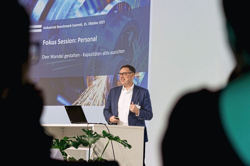 Wie lassen sich Personalkapazitäten strategisch managen? Das zeigte Philipp Oemler von FTI Andersch in seinem Vortrag. (Bild: Stefan Bausewein)