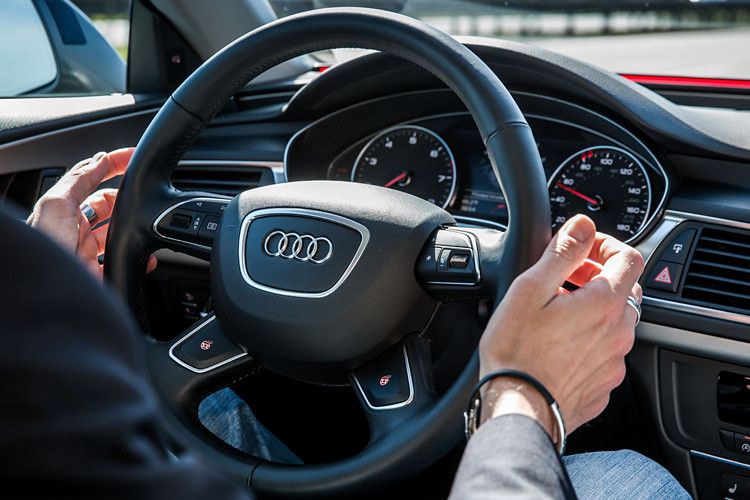 Dazu genügt es, die Hände ans Lenkrad zu nehmen – integrierte kapazitive Folien erkennen dies und deaktivieren das pilotierte Fahren. Reagiert der Fahrer nicht, geht das System von einem Notfall aus, wechselt autonom so weit wie möglich nach rechts, aktiviert die Warnblinkanlage, stoppt und setzt einen eCall ab. (Foto: Bernhard Huber)