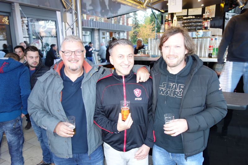 (m.) Dragan Davidovic, MSI, in the middle of the Caseking Hood! (IT-BUSINESS)