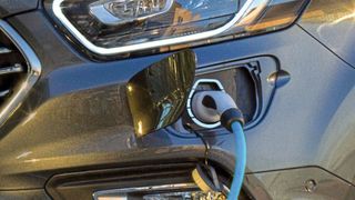 Plug-in-Hbride wie der Ford Transit sind inzwischen wenig gefragt. Die früheren Käufer wandern in etwa zu gleichen Teilen zu E-Modellen oder zu Benzinern ab. (Source : Ford)