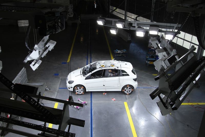 Testanlage in Blainville zur „Crash Test Facility of the Year 2012“ gewählt, sie gilt als weltweit präziseste Anlage, die unterschiedlichste Testszenarien vereint. (Messring)