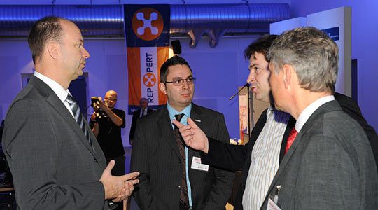 ZDK-Hauptgeschäftsführern Dr. Axel Koblitz im angeregten Gespräch mit Teilnehmern und Ausstellern. (Archiv: Vogel Business Media)