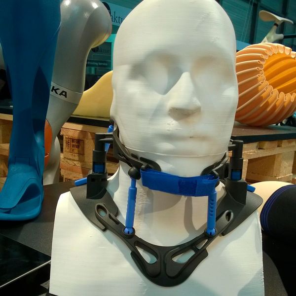 Ebenfalls Gewinner der 3D Pioneers Challenge in der Kategorie Medizintechnik: Manuel Opitz, Jannis Breuninger, Clemens Rieth, Felix Gundlack, Juliane Weinzierl, Dr. med. Simon Weidert, Anja Fischer und Carolin Taubmann; Mercuris GmbH mit Mercuris Cervical Orthosis (erste 3D-gedruckte individuelle Halskrause). Die Zervikalorthese ist die erste 3D-gedruckte, individuelle Halskrause. (Bild: D.Quitter/konstruktionspraxis)