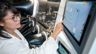 Mit diesem Extruder können Materialien ohne Zugabe von toxischen Lösungsmitteln vermischt und verdichtet werden. Er ist ein Teil der Prozesskette für die Herstellung von Batterien. (Fraunhofer IFAM)